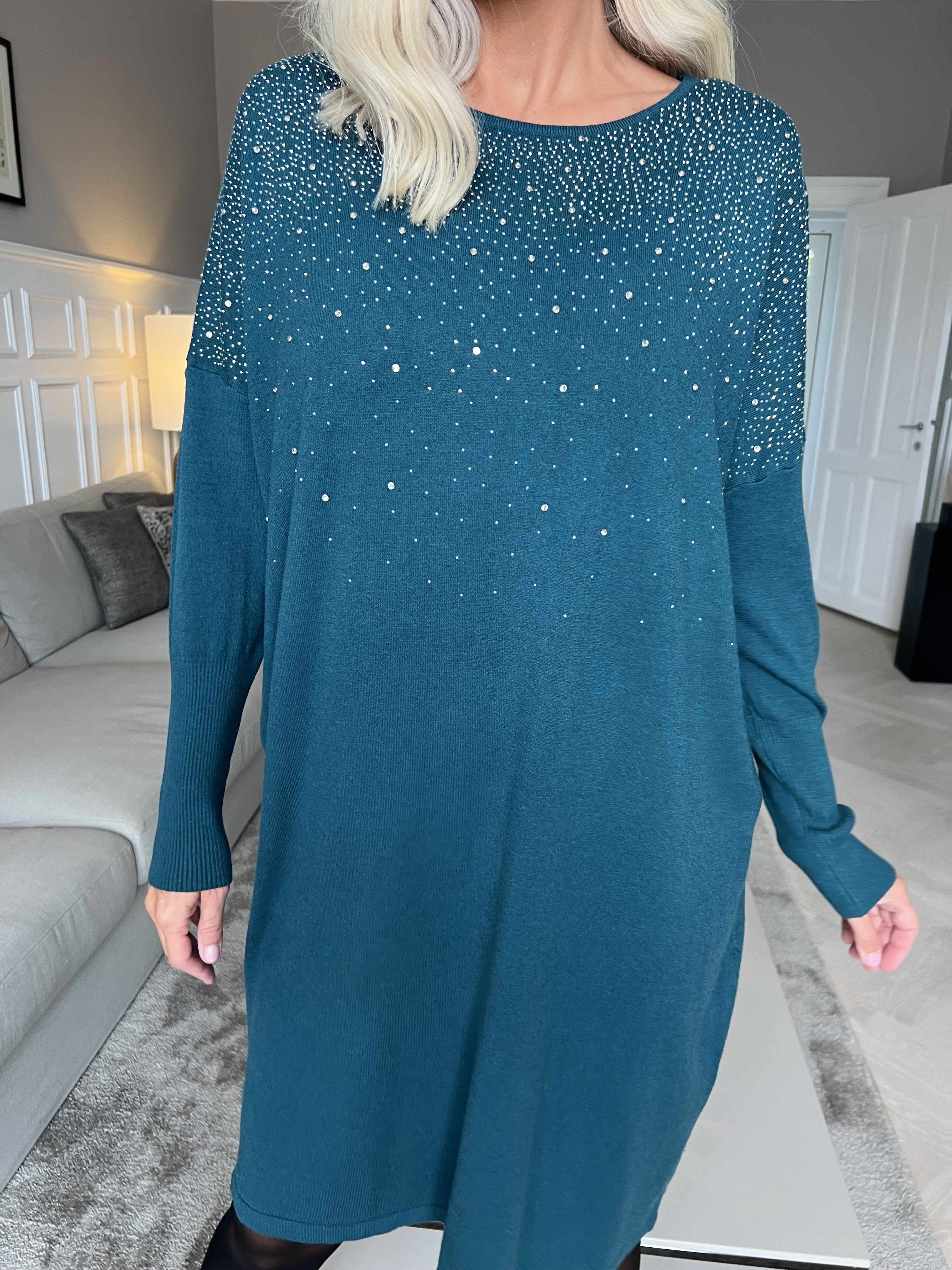 Yasha - Blød strikkjole i strækbart stof pyntet med similisten